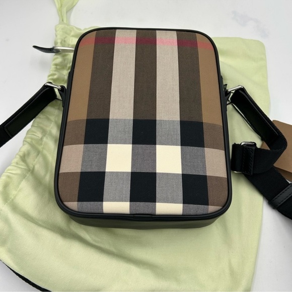 Burberry Paddy check canvas vertical Crossbody camera bag NWT - Picture 5 of 8